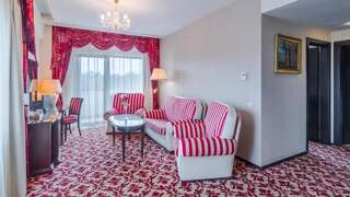 Курортные отели Hilton Sibiu Сибиу Королевский люкс с кроватью размера «king-size» и возможностью посещения представительского лаунджа-2